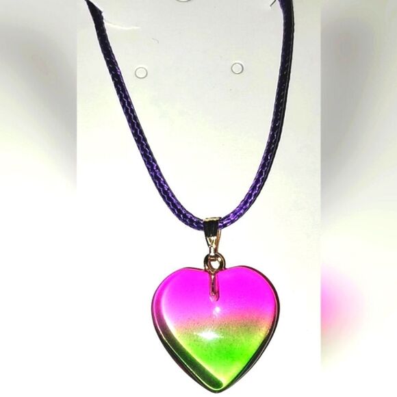 Beautiful glass heart necklace for women and girls - Picture 3 of 6